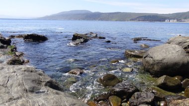 Peyzaj ve kayalık plaj