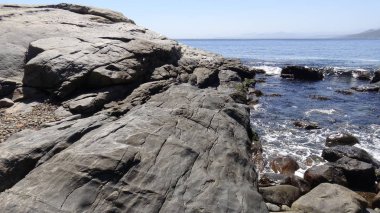 Peyzaj ve kayalık plaj