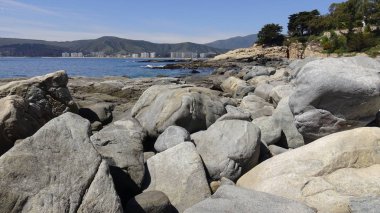 Peyzaj ve kayalık plaj