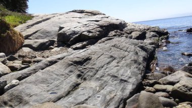 Peyzaj ve kayalık plaj