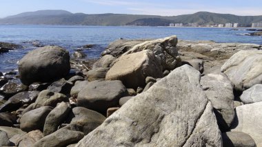 Peyzaj ve kayalık plaj