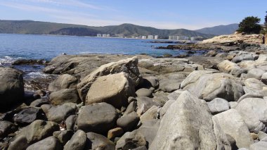 Peyzaj ve kayalık plaj