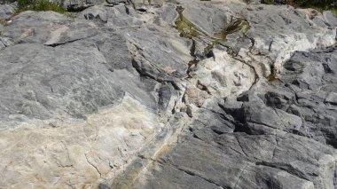 Peyzaj ve kayalık plaj