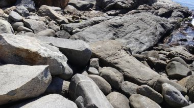 Peyzaj ve kayalık plaj