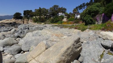 Peyzaj ve kayalık plaj