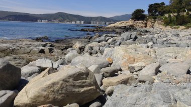 Peyzaj ve kayalık plaj