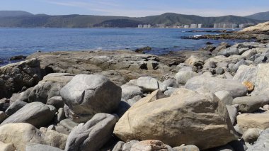 Peyzaj ve kayalık plaj