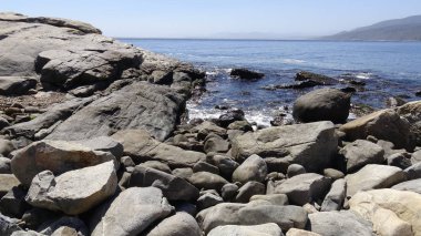 Peyzaj ve kayalık plaj