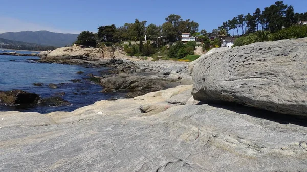 Peyzaj ve kayalık plaj