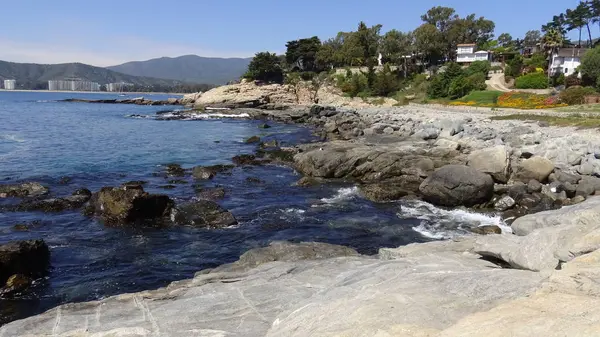 Peyzaj ve kayalık plaj