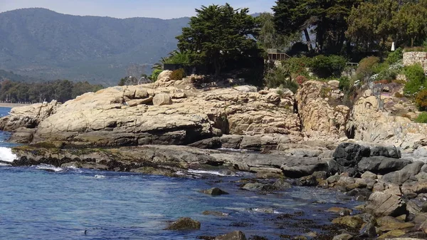 Peyzaj ve kayalık plaj