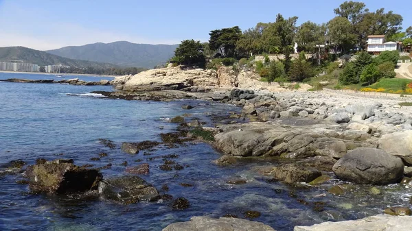 Peyzaj ve kayalık plaj