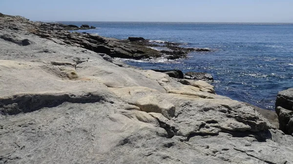 Peyzaj ve kayalık plaj