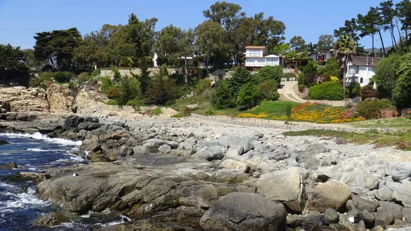 Peyzaj ve kayalık plaj