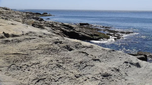 Peyzaj ve kayalık plaj