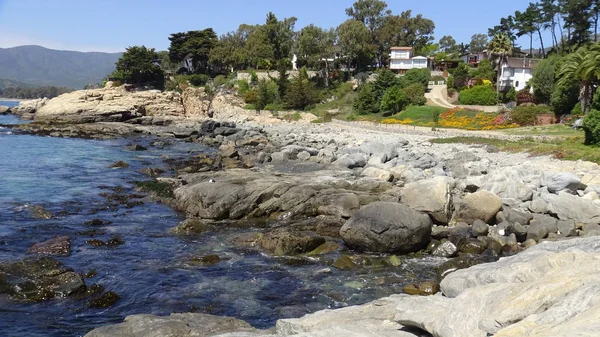 Peyzaj ve kayalık plaj