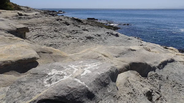 Peyzaj ve kayalık plaj