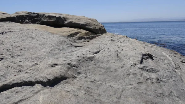 Peyzaj ve kayalık plaj