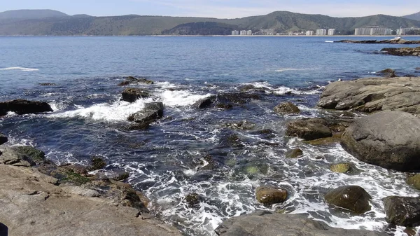 Peyzaj ve kayalık plaj