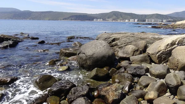 Peyzaj ve kayalık plaj