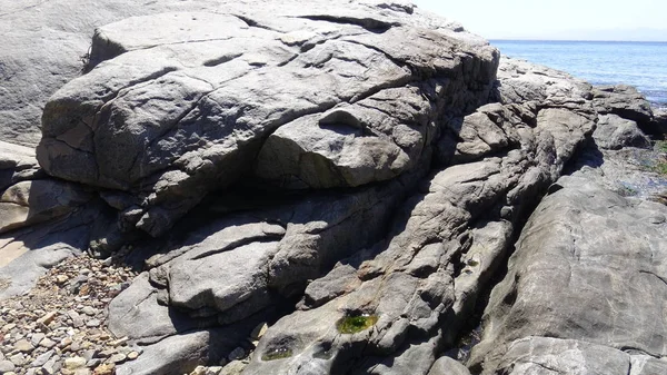 Peyzaj ve kayalık plaj