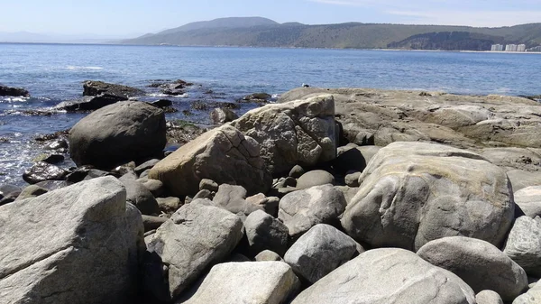 Peyzaj ve kayalık plaj