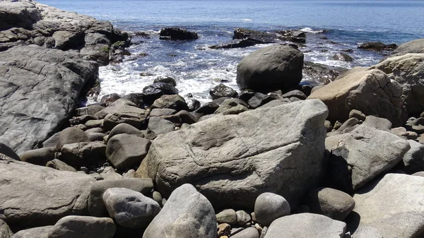 風景と岩のビーチ — ストック写真