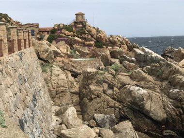 Peyzaj ve kayalık plaj