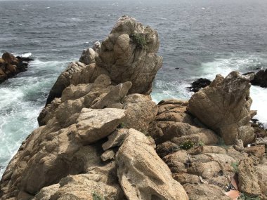 Peyzaj ve kayalık plaj