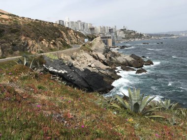 Peyzaj ve kayalık plaj