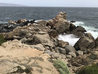 Peyzaj ve kayalık plaj