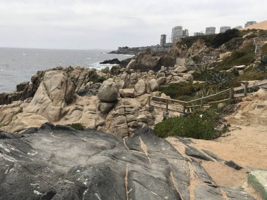 Peyzaj ve kayalık plaj