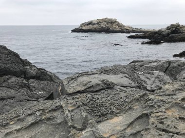 Peyzaj ve kayalık plaj