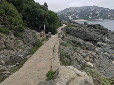 Peyzaj ve kayalık plaj