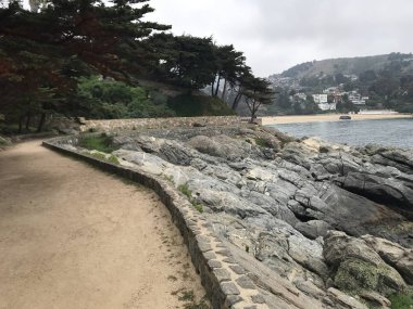 Peyzaj ve kayalık plaj