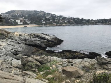 Peyzaj ve kayalık plaj