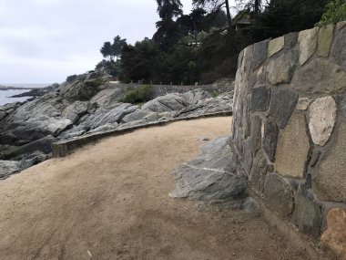 Peyzaj ve kayalık plaj