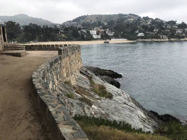 Peyzaj ve kayalık plaj