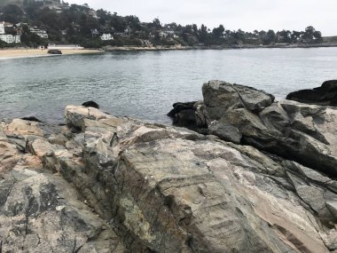 Peyzaj ve kayalık plaj