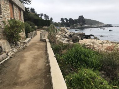 Peyzaj ve kayalık plaj