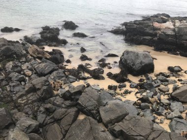 Peyzaj ve kayalık plaj