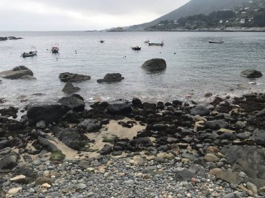 Peyzaj ve kayalık plaj