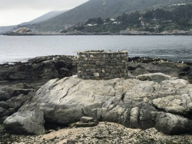 Peyzaj ve kayalık plaj