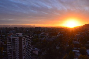 Gün batımı bulutlar ve cityscape