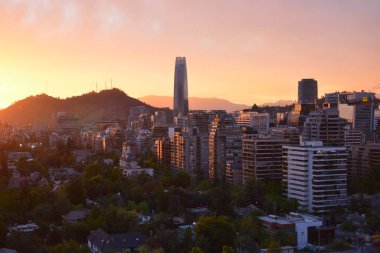 Gün batımı bulutlar ve cityscape
