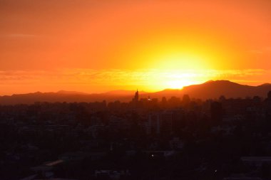 Gün batımı bulutlar ve cityscape