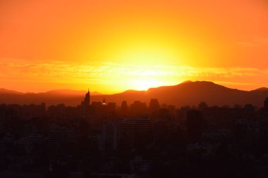 Gün batımı bulutlar ve cityscape