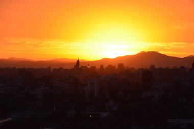 Gün batımı bulutlar ve cityscape