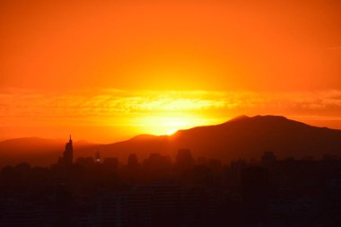 Gün batımı bulutlar ve cityscape