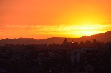 Gün batımı bulutlar ve cityscape